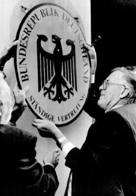 08.09.1989: Straffreiheit für Botschaftsbesetzer in Ost-Berlin, DDR-Kirche für Reformen