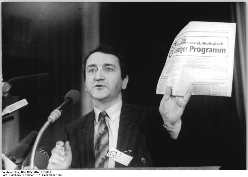 09.03.1990: Mitterand für Anerkennung der Nachkriegsgrenzen per Vertrag, Bundesregierung gegen übereilte deutsche Einheit.