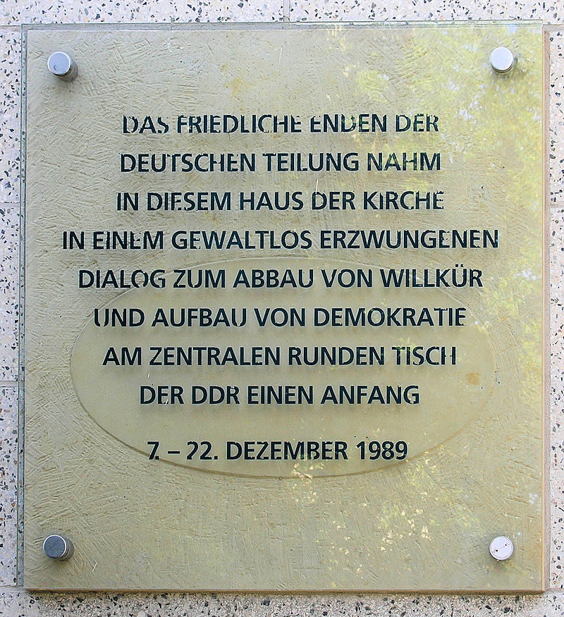 07.12.1989: Besuch Stasi-Zentrale durch Journalisten und Bürgerrechtler. Runder Tisch tritt zusammen.