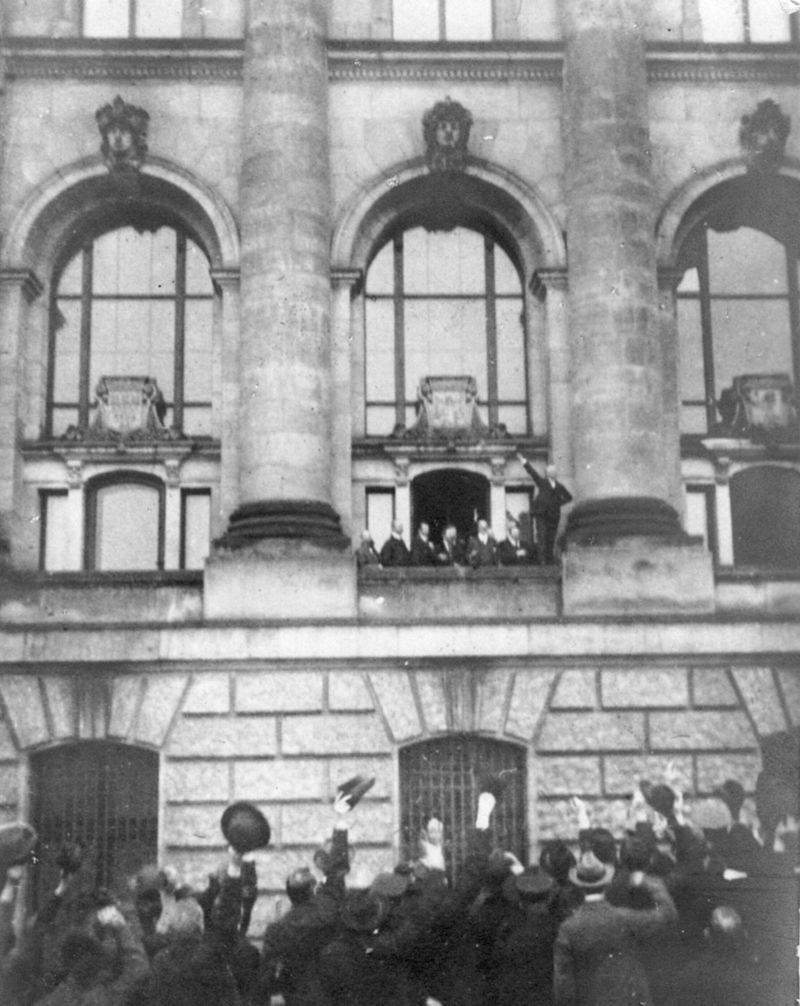 09.11.1918: Scheidemann und Liebknecht rufen jeweils Republik aus.