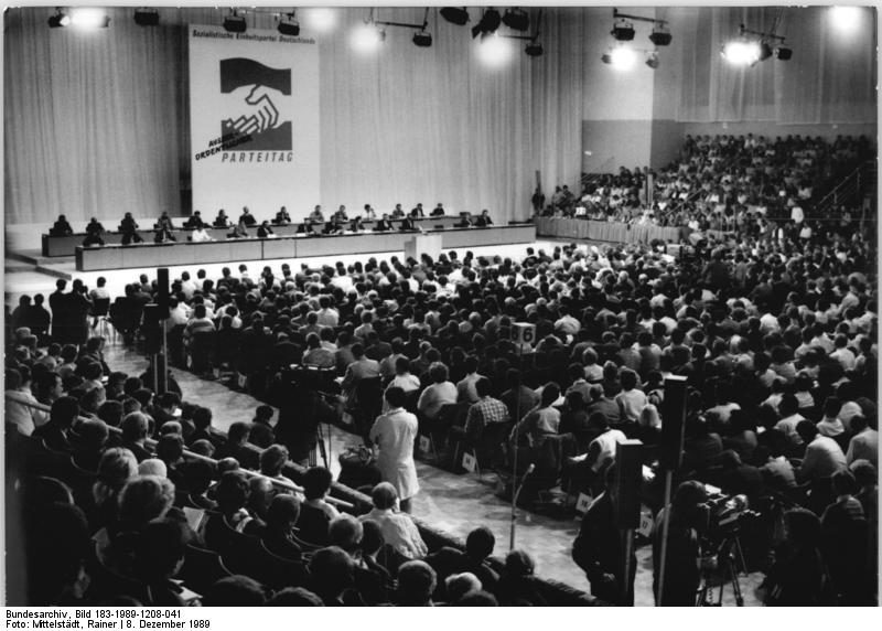 16.12.1989: SED wird zu SED/PDS, Lothar de Maiziere wird DDR-CDU-Chef, der „Demokratischer Aufbruch“ wird gegründet.