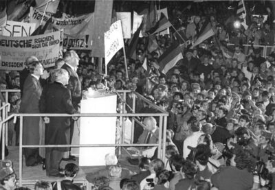 19.12.1989: Modrow empfängt Kohl in Dresden, wo Kohl jubelnd von 20000  empfangen wird.