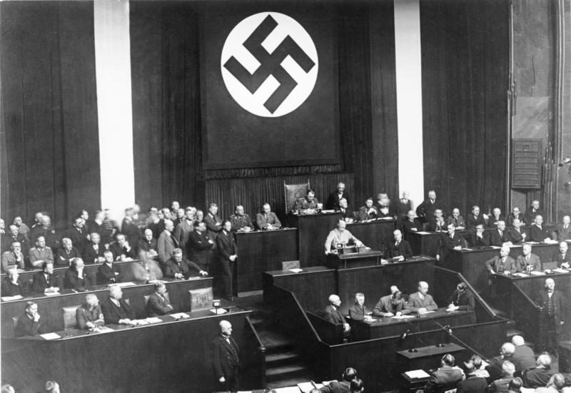 23.03.1933: Ermächtigungsgesetz beendet endgültig Weimarer Republik.