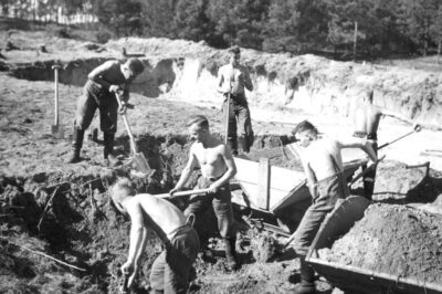 26.06.1935:  “Reichsarbeitsdienst” wird eingeführt.