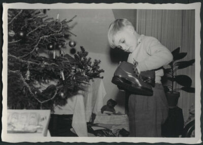 Weihnachten, damals im DDR-Fernsehen, Symbolfoto: Archiv G781 Weihnachten in der DDR, Neue Skischuhe, 1950er