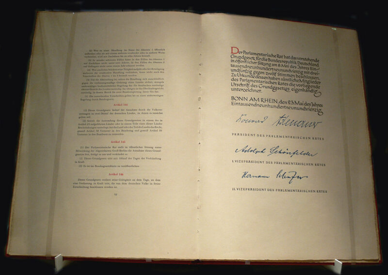 Das Grundgesetz besiegelt 40 Jahre lang deutsche Teilung.