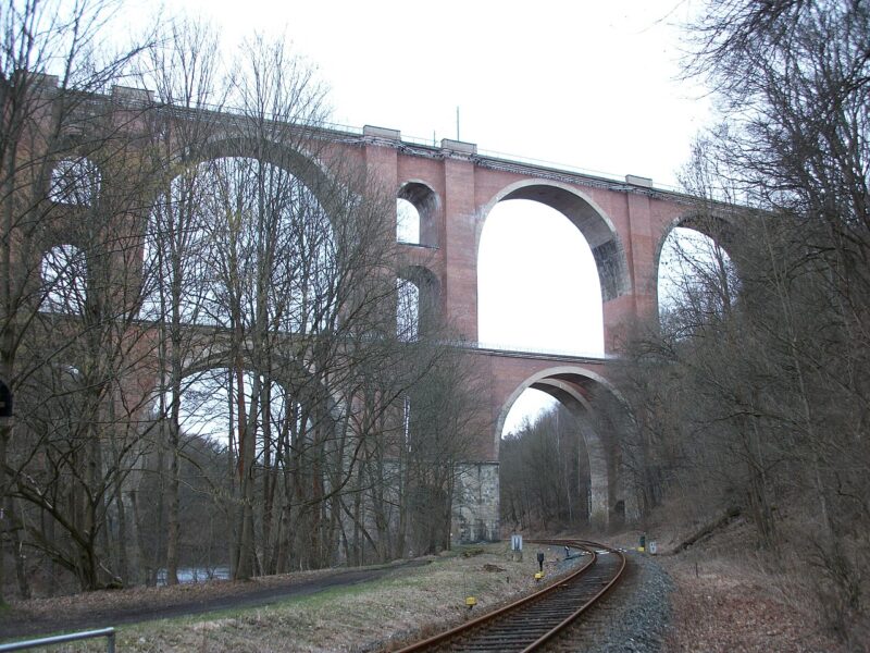 “Pirk – Brücke der Einheit: Von der Unvollendeten zum Einheitssymbol: Die Autobahnbrücke Pirk” am 30.09.2025 im MDR