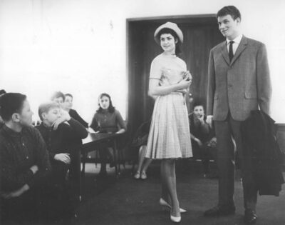 “Krawatte war gestern – Mode in Ost und West” am 12.11.2025 im PHOENIX