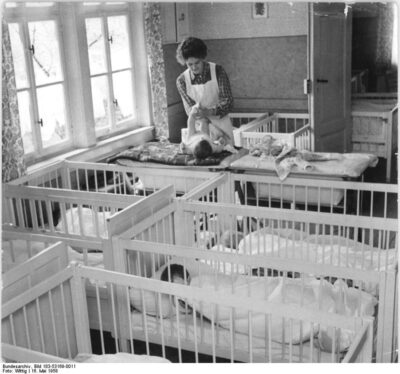 “Die Tränen der Kinder. Wochenkrippen in der DDR” am 28.04.2026 im MDR